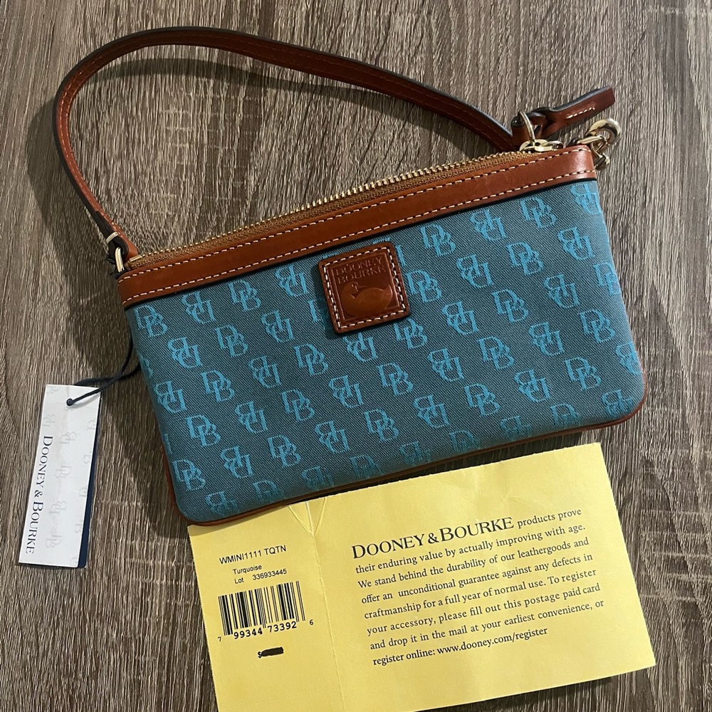 Stunning Dooney & Bourke wristlet - Picture 3 of 6